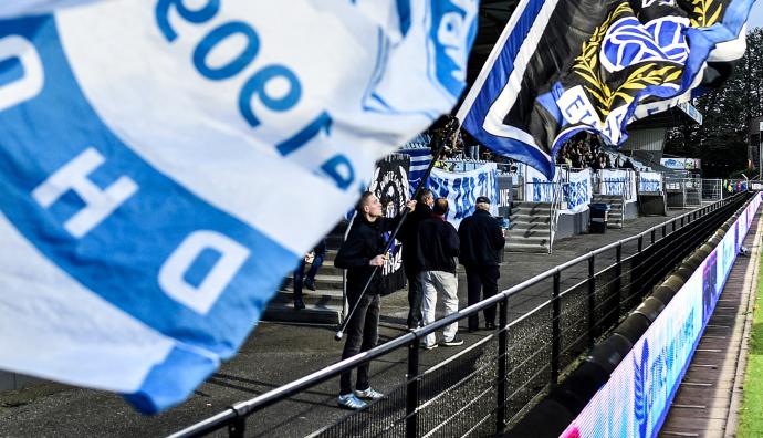 Flagging crowd along the line | Seacon Blue | Seacon Logistics