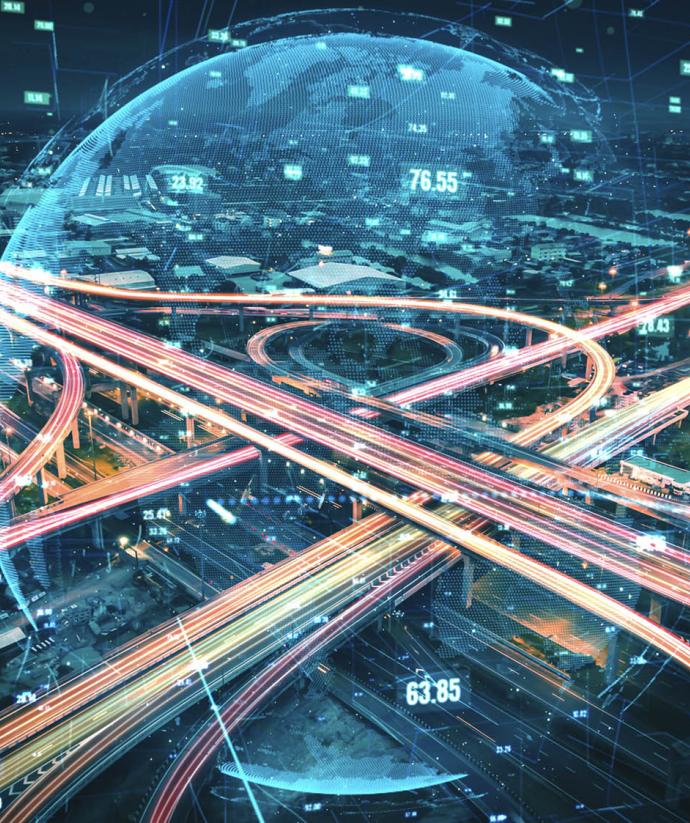 Kruispunt van snelwegen in de avond. In midden staat een doorzichtige wereldbol die de supply chain solutions verbeelden. | Seacon Logistics