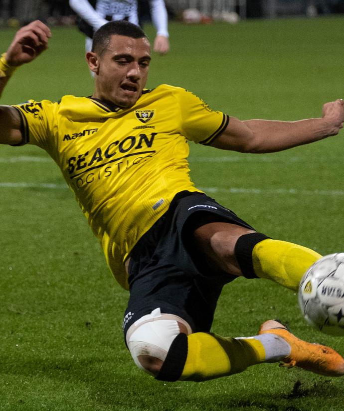 Sliding Giorgos Giakoumakis | VVV-Venlo footballer | Seacon Blue | Seacon Logistics