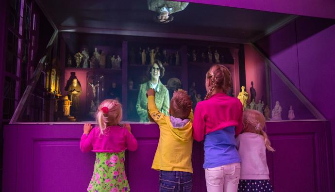 Children at the Limburg Museum | Seacon Blue | Seacon Logistics