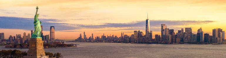 Panoramic photo of the New York City skyline with the Statue of Liberty in the foreground | Transport United States US | Seacon Logistics