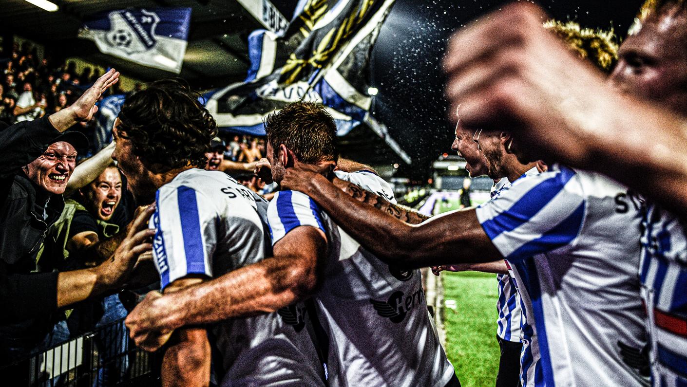 Cheering FC Eindhoven footballers | Seacon Blue | Seacon Logistics