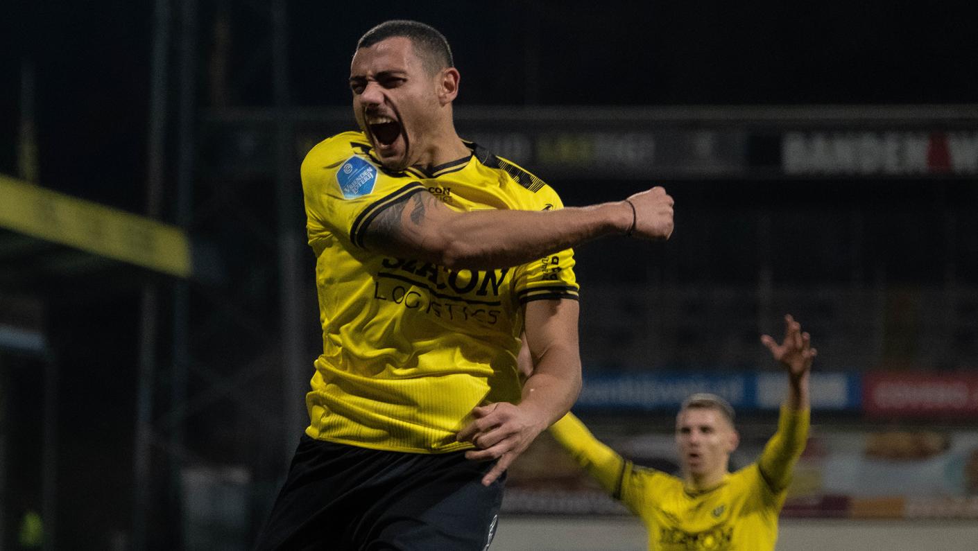 Cheering Giorgos Giakoumakis | VVV-Venlo footballer | Seacon Blue | Seacon Logistics