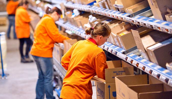Amway employees during VAL services | Seacon Logistics 